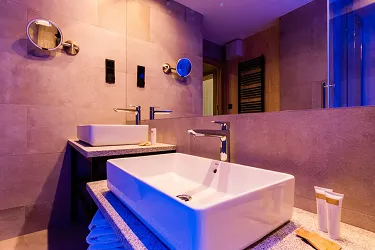 Jardín y zona de relax con tumbonas en el Hotel Zalesie Mazury